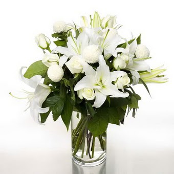 Bursa Abc çiçek çiçek gönderme sitemiz güvenlidir  1 dal cazablanca 7 adet beyaz gül vazosu