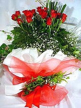  Bursa Abc çiçek çiçek satışı  11 adet kirmizi gül beyaz krepte